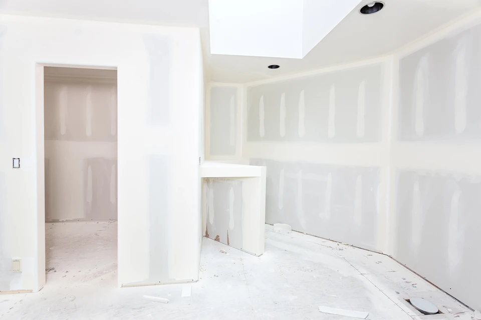 Intérieur en cours de rénovation avec cloisons en plaques de plâtre non finies