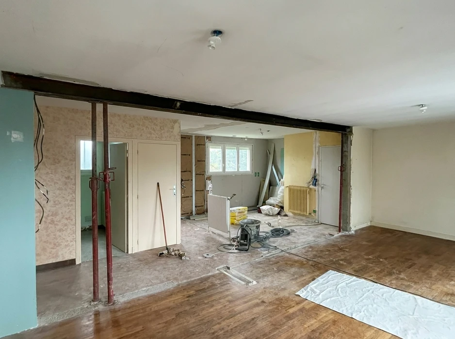 Chantier de rénovation intérieure en cours, pièce à vivre cloisonnée en cours d'ouverture