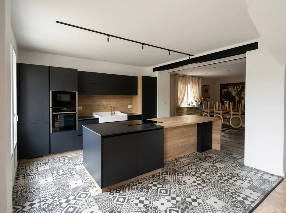 Cuisine ouverte moderne avec îlot central, plan de travail en pierre noire mate et extension en bois massif
