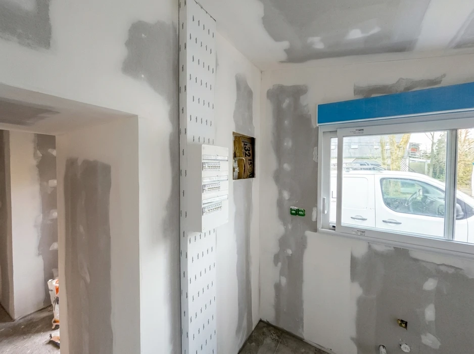 Chantier de rénovation intérieure, pièce en cours de finition