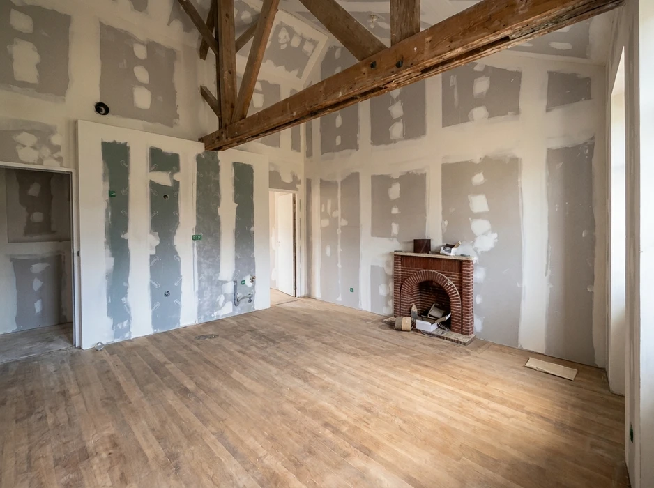 Pièce en cours de rénovation, vide, avec parquet bois clair