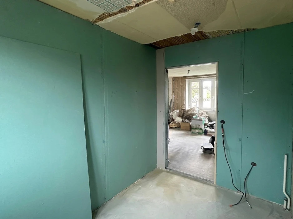 Chantier de rénovation intérieure, pièce cloisonnée avec plaques de plâtre hydrofuges (BA13 vertes), vissées sur ossature métallique