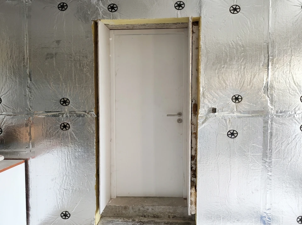 Chantier de rénovation intérieure en cours avec cloisons en plaques de plâtre partiellement installées