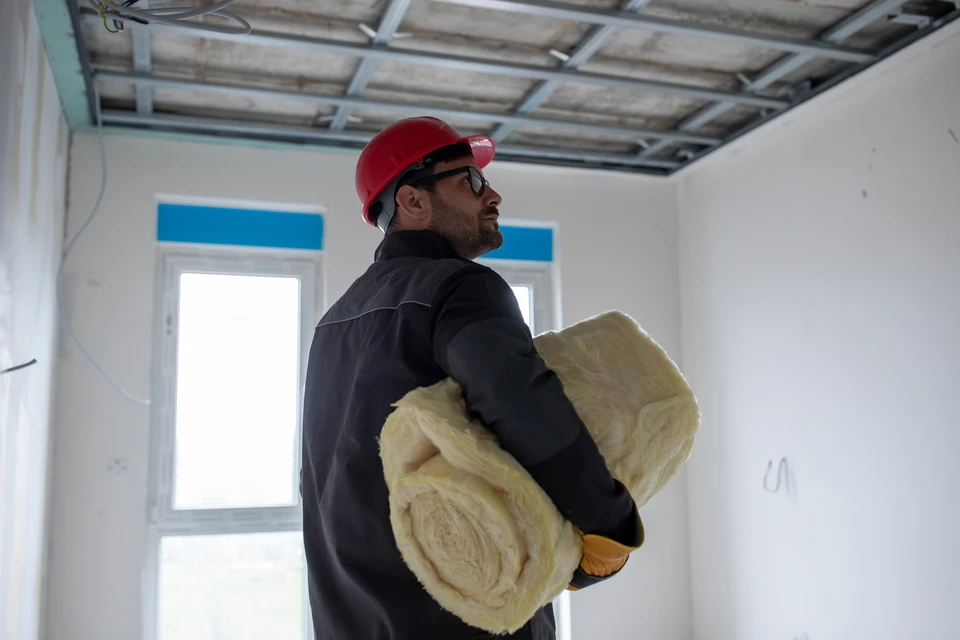 Artisan en atelier intérieur consultant une tablette numérique