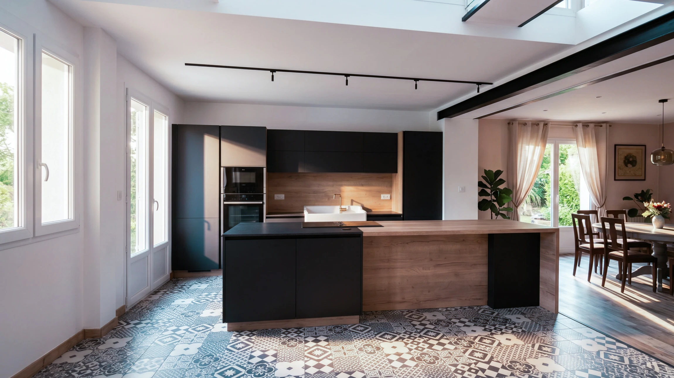 Intérieur de bâtiment en cours de rénovation avec ouvriers effectuant travaux d'aménagement