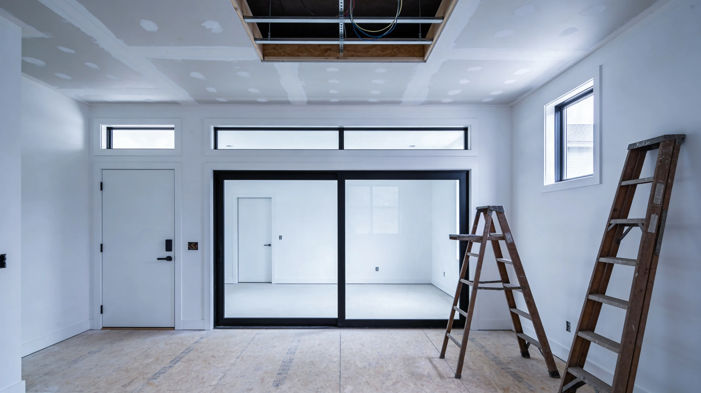 Chantier de rénovation intérieure en cours avec cloisons en plaques de plâtre partiellement installées