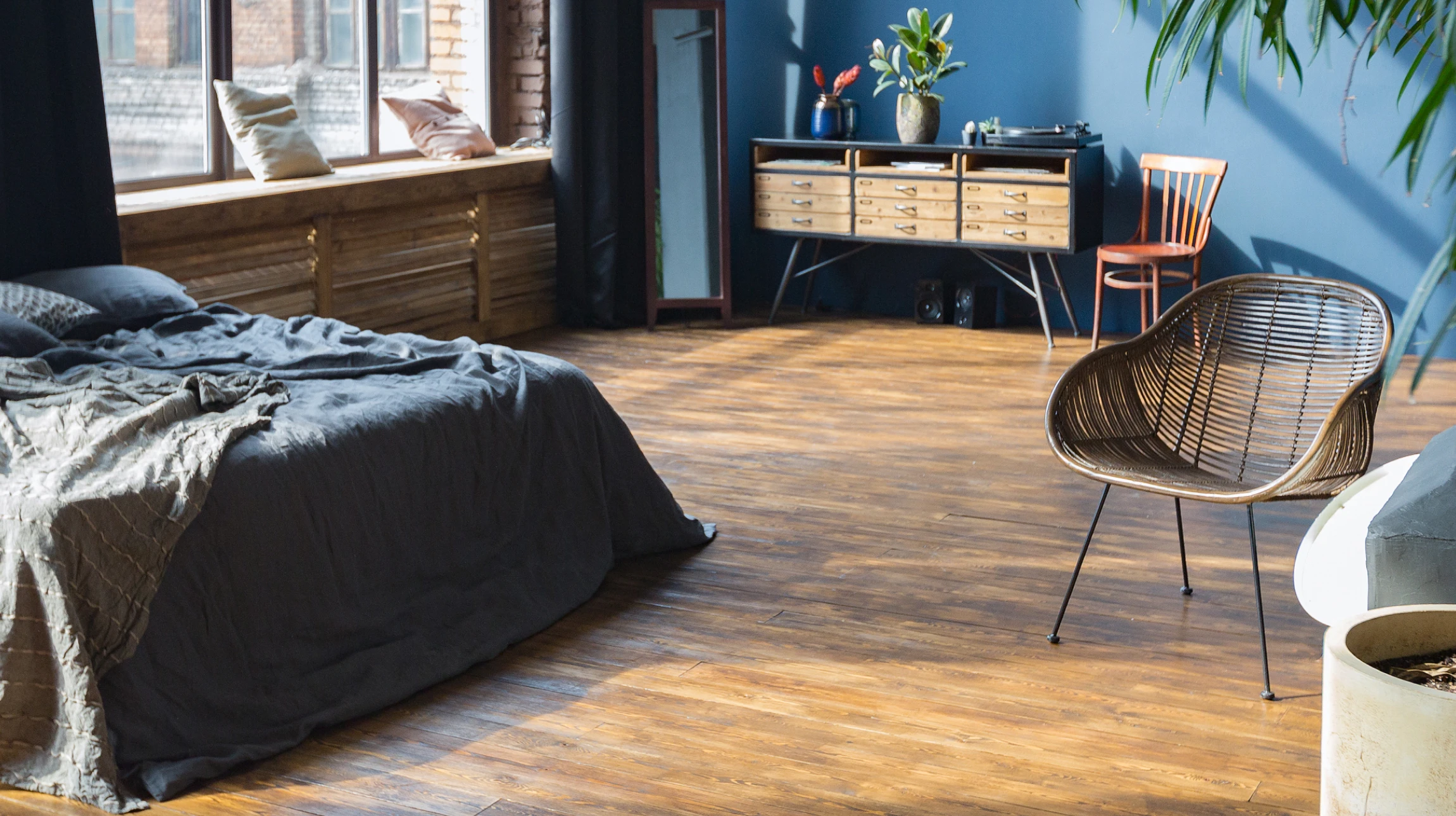 Espace intérieur commercial vaste avec sol en carrelage grand format gris marbré